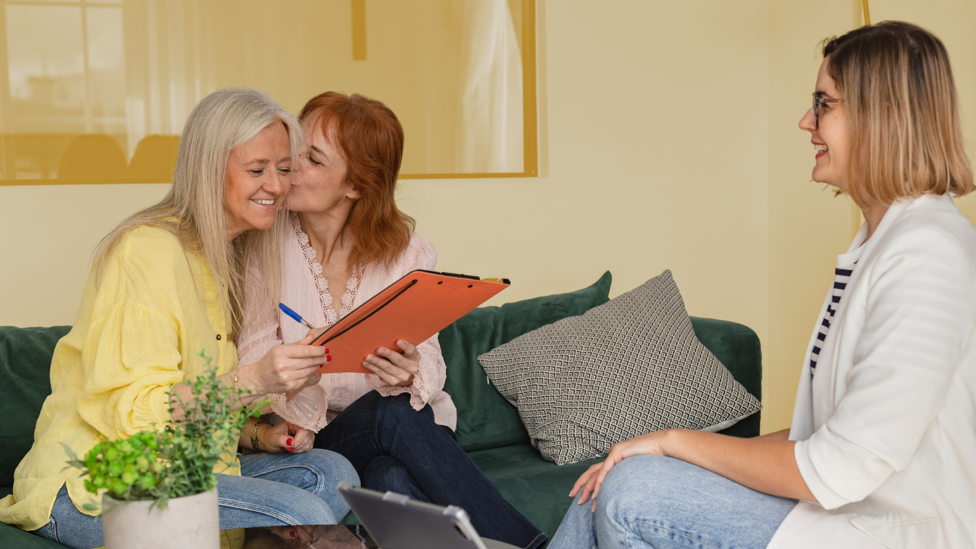 PACMAY_Image Lesbian couple sit with their professional advisor.